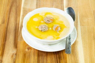 Köfte ve sebze çorbası