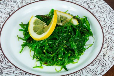 Limon susam ile hizmet Chuka salata