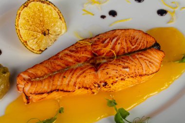 Lezzetli somon hissesi limon ve sos ile