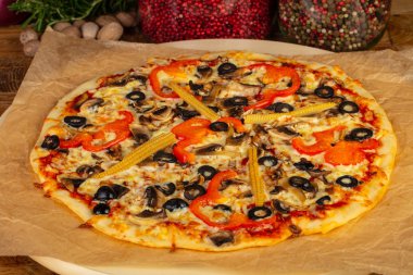 Lezzetli vejetaryen pizza zeytin, biber ve Mısır ile