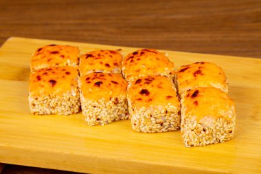 Lezzetli kızarmış peynir suşi orkinos ile rulo