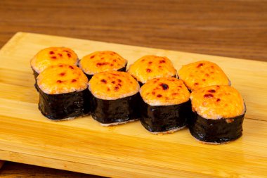 Somon ile lezzetli kızarmış peynir suşi rulo