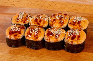 Susam ve balık pişmiş rulo