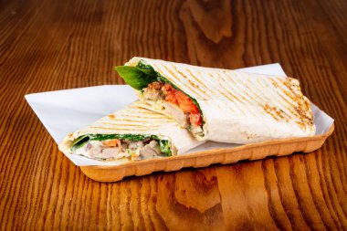 Shawarma domuz eti ve domates ile