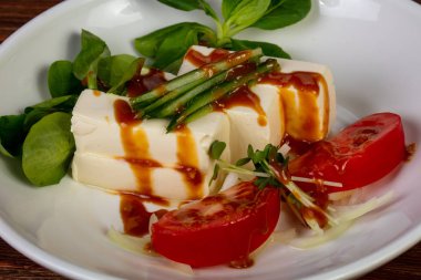 Japon Tofu peyniri sebze ve sos ile