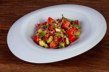 Kinoa, avokado ve sebze salatası