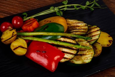 Izgara sebze kuşkonmaz ile sıcak