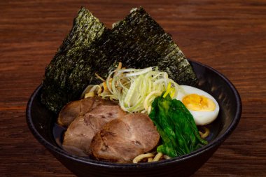 Sığır eti ve yumurta çorba ramen