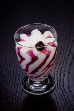 Lezzetli blackberry Ice cream şurubu ile