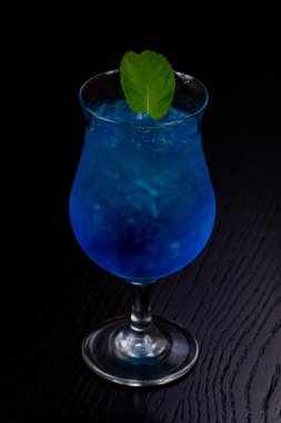 Tatlı blue curacao nane ile kokteyl