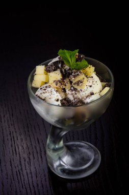 Apple ve nane ile lezzetli dondurma