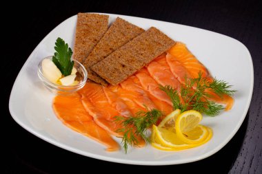 Beyaz tabakta iştah açıcı tuzlanmış somon