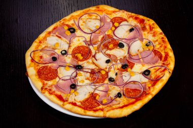 Lezzetli et pasta pizza salam, jambon ve soğan ile