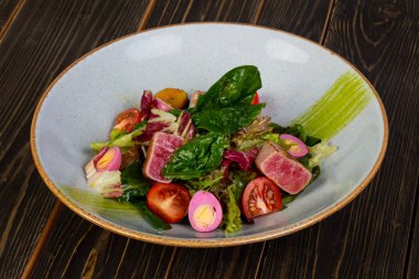 Ton balığı salatası yumurta ve domates