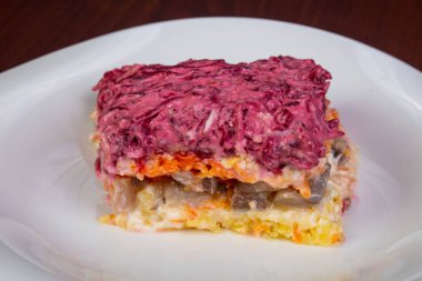 Rus salatası ringa balığı, patates ve kırmızı pancar 