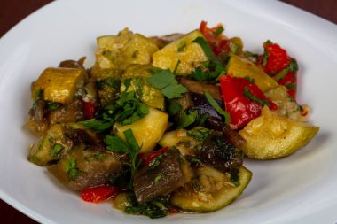 Tabak pişmiş sebze salatası