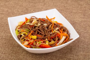 Soba noodle vegeetables ve baharat ile