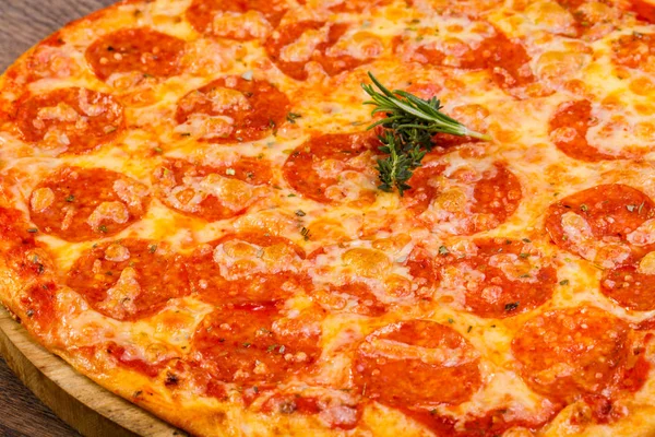 Пицца Пепперони Сыром Помидорами — стоковое фото