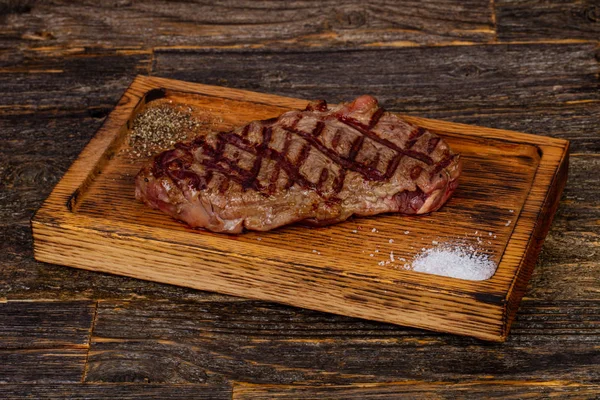 塩とコショウで焼きストリップ ロース ステーキ — ストック写真