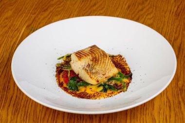 Baharat ile kavrulmuş balık halibut