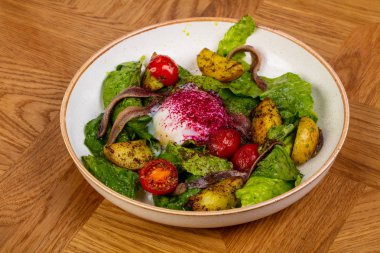 Hamsi ve sebze salatası