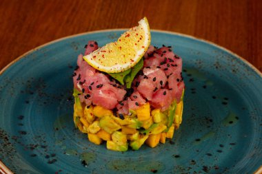 Ton balıklı tartar avokado ve limon ile