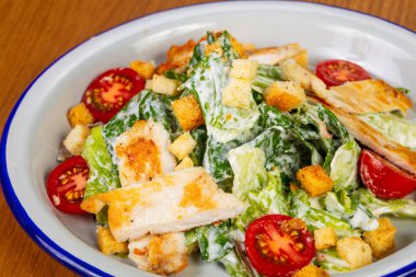 Tavuk ve parmesan peynirli sezar salatası.