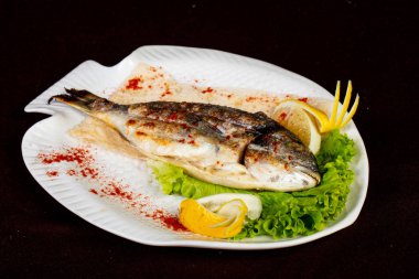 Limon ve salata Izgara dorada balık servis