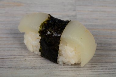 Kalamar ile Japon soğuk suşi