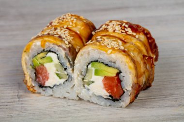 Yılan balığı ile Japon geleneksel rulo