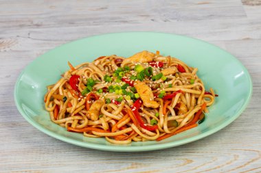 Udon tavuk ve otlar ile