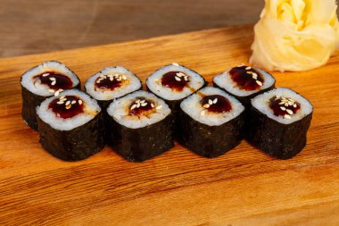 Yılan balığı ile Japon geleneksel rulo