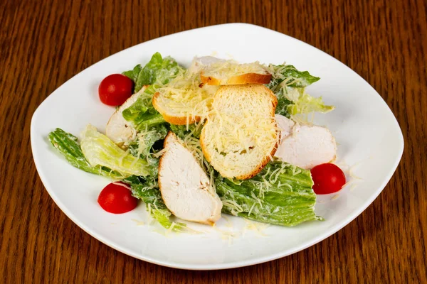 Salada Caesar Com Frango Queijo — Fotografia de Stock