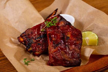 Izgara domuz kaburga kekik ile