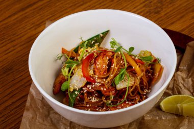 Soba noodle tavuk ve sebze ile