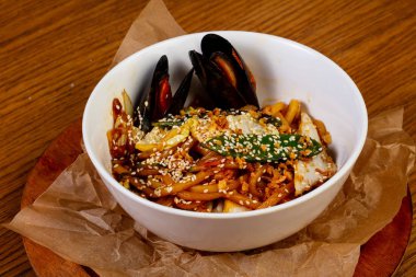 Deniz ürünleri ve sesam tohumları ile makarna