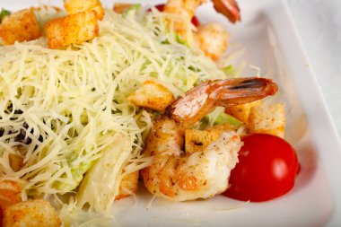 Karides ve parmesan peynirli Sezar salatası.