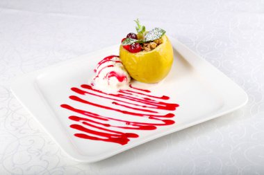 Dondurma ile fındık elma dolması