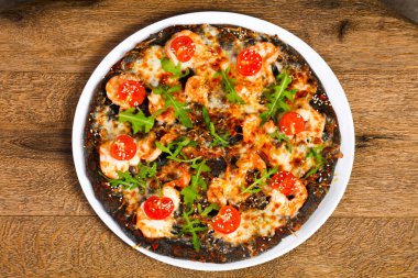 Karides ve roka ile pizza.