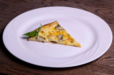 Fesleğen servis dört peynirli pizza