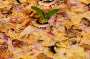 Jambon ve mantar pizza fesleğen hizmet