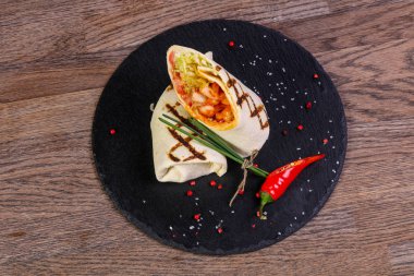 Tavuk ile biber hizmet tortilla rulo