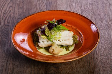 Salata yaprakları ile haşlanmış FITH