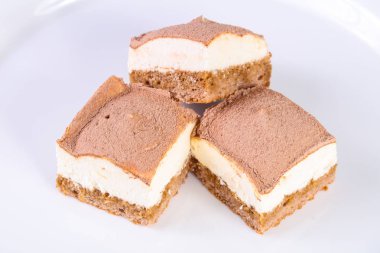 Kremalı tatlı ve taze kek. 