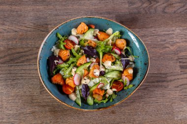 Izgara somon ve salatalık salatası