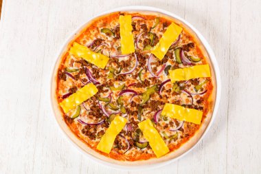 Kıyılmış et ve peynir pizza