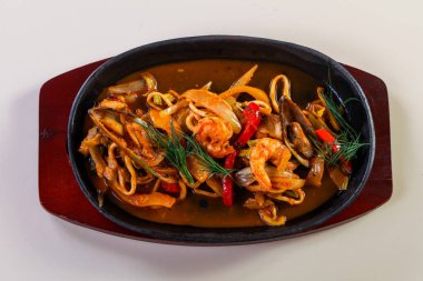 Deniz ürünleri makarna pan sos ile