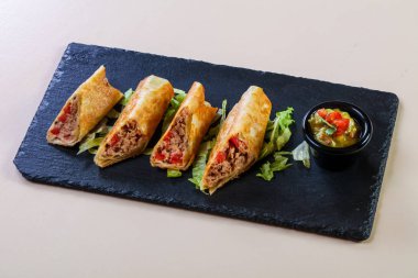 Soslu sıcak et hamur işleri