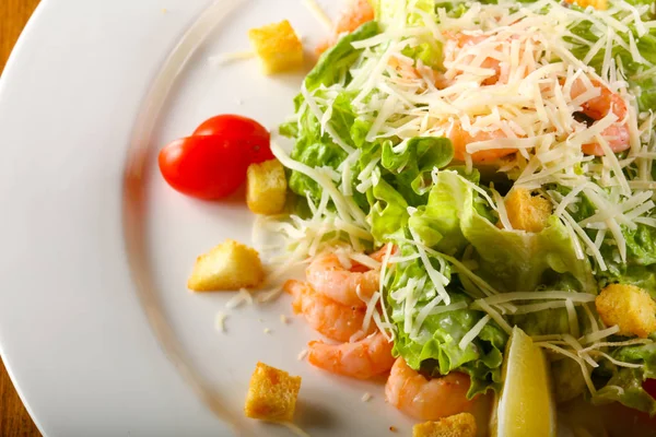 Insalata Cesare Con Gamberetti Parmigiano — Foto Stock