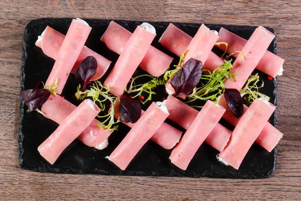 Rouleau Fromage Farci Jambon Sur Assiette — Photo